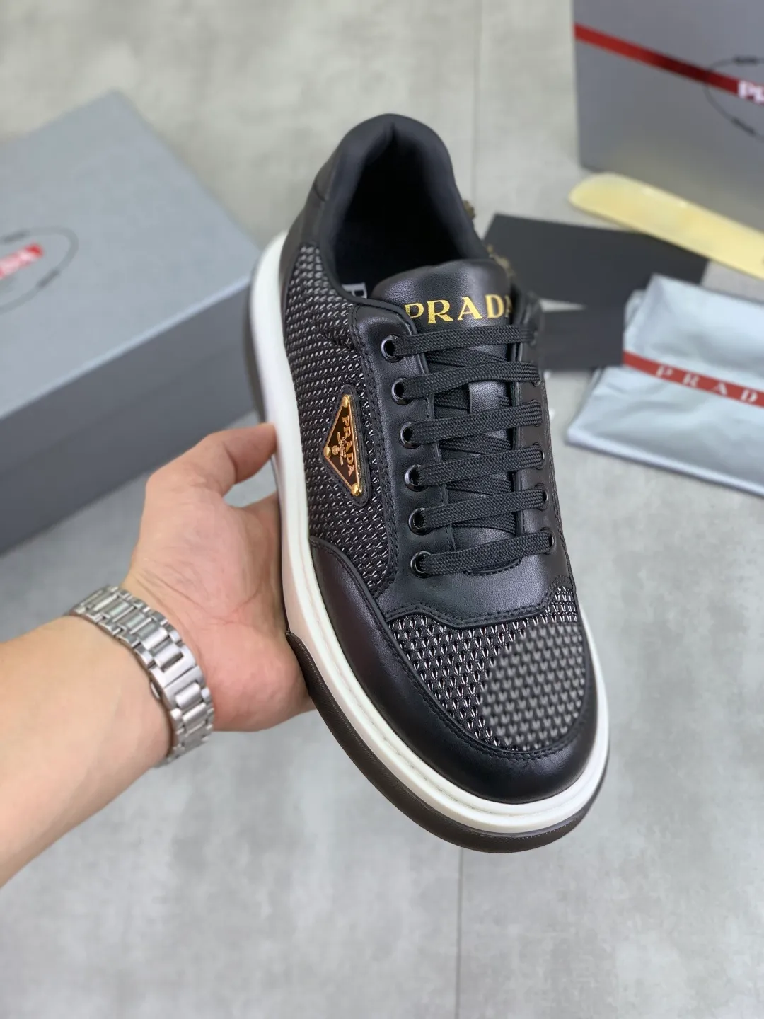 Men's Men's Shoes 💰P560 💰【New Style】 The latest model of high-quality PRADA classic men's shoes has been launched on the official website at a 1:1 replica, synchronized in Hong Kong and on the same catwalk; all made of calfskin➕imported cowhide lining, 🍡🍡original rubber outsole, non-slip and wear-resistant; comfortable on the feet, attractive style, fine workmanship, and simple and neat shoe lasts, highlighting a man's courage and toughness, 👍size 38 to 44 (45 can be customized) black White color🉑️choose